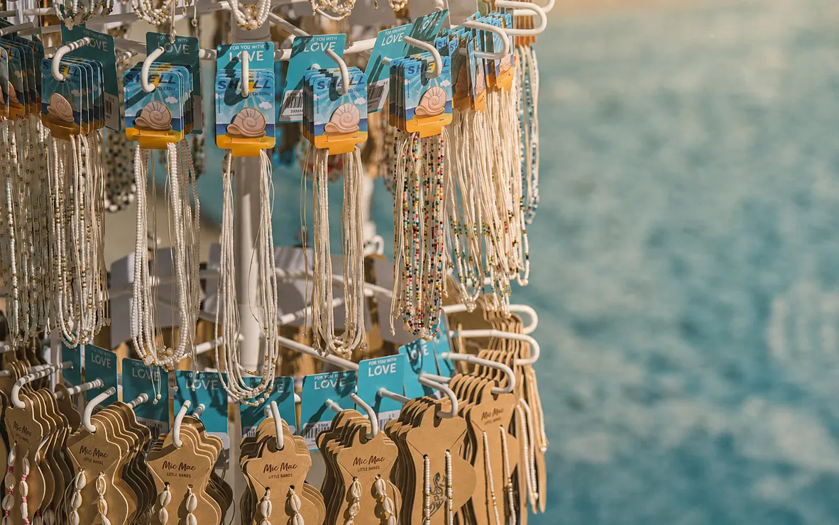 Expositor Mic-Mac de collares y pulseras en una tienda junto al mar